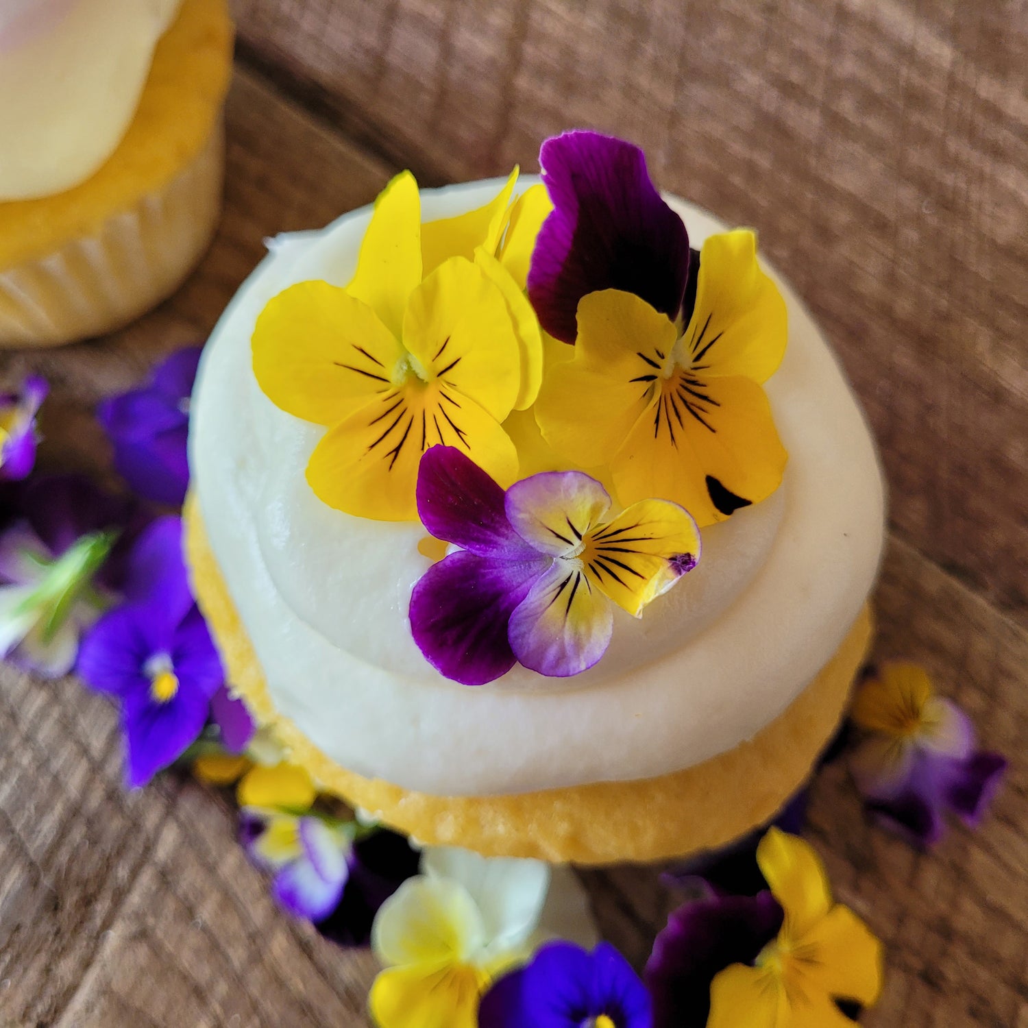33 Edible Flower Cakes That're Simple But Outstanding : Freeze-Dried  Organic Flowers
